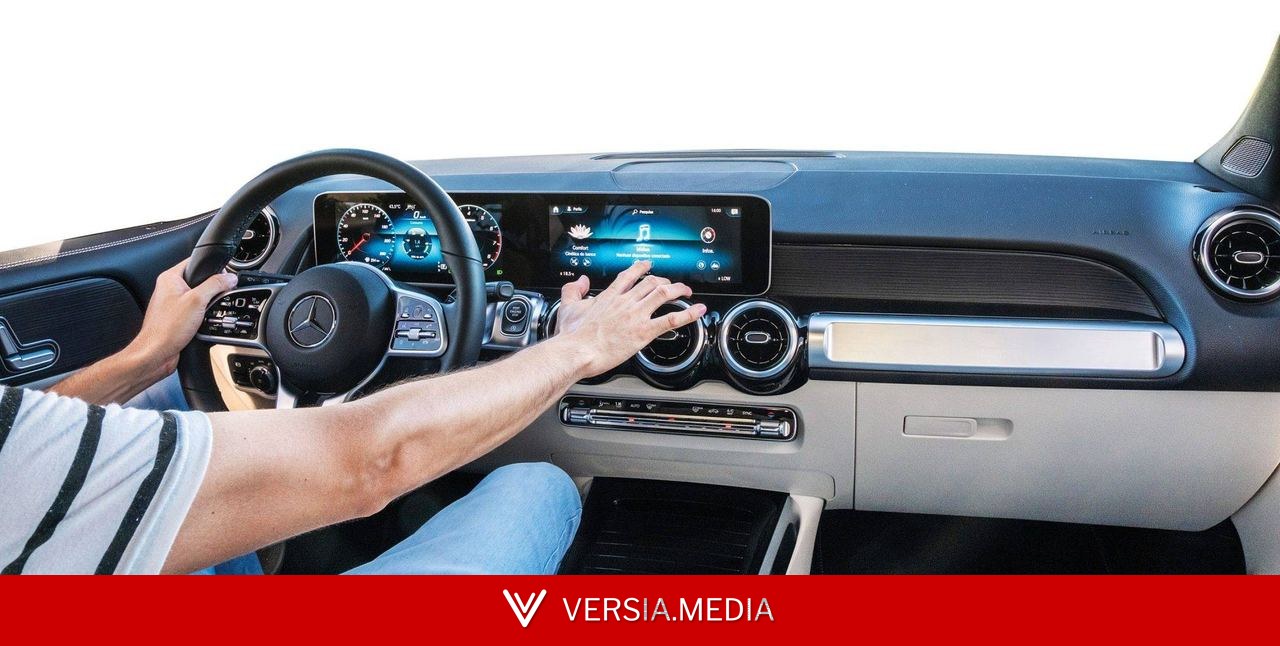 Mexer na central multimídia do carro dá multa? Entenda o que dizem as leis
